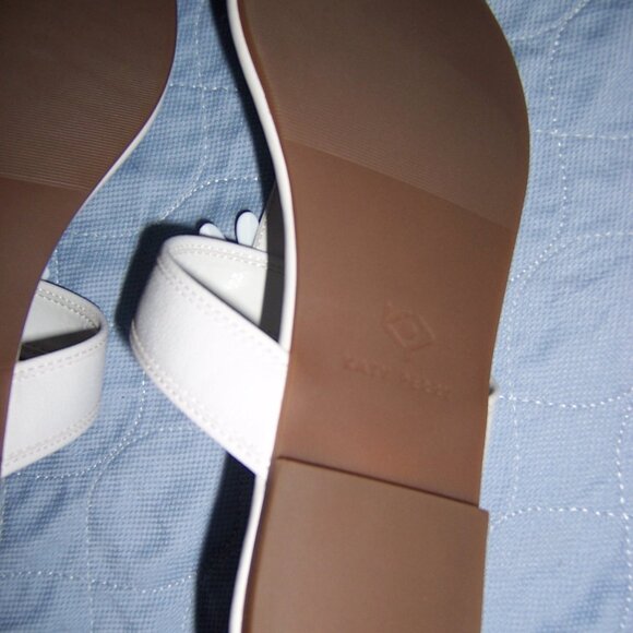 Katy Perry White Flower Thong Sandals - Picture 12 of 13